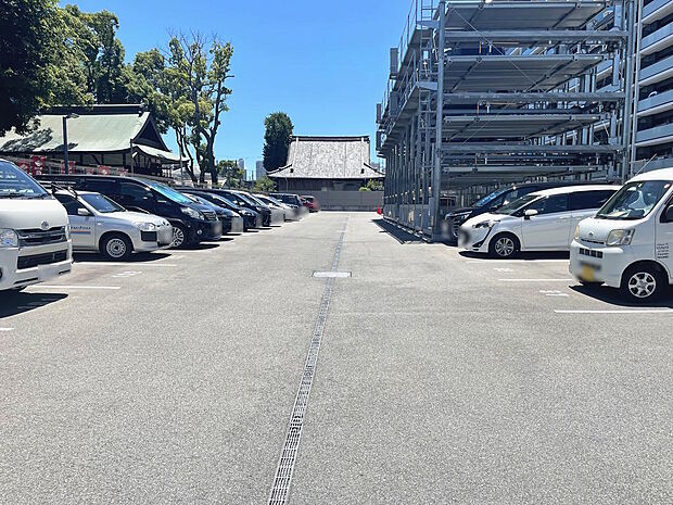 【駐車場】敷地内屋外に機械式駐車場と平面駐車場がございます。月額使用料は１０００円から１５０００円です。２０２３年７月現在空きありです◎自走式駐車場は高さ制限がないためハイルーフ車も駐車可能です♪