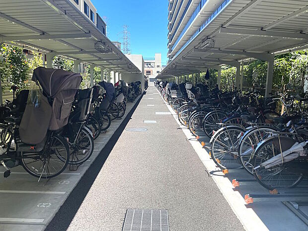 【駐輪場】屋根付きの屋外駐輪場では、大切な自転車を雨風から守れますね◎周辺は平坦で自転車での移動がしやすいです。月額利用料は２００円から３００円です。空き状況については、お気軽にお尋ねください♪