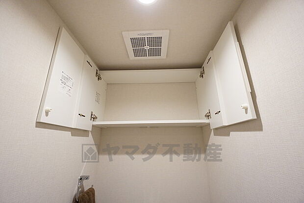 トイレ上部には収納を確保。トイレットペーパーのストック置場や掃除用品入れとして使えます＾＾