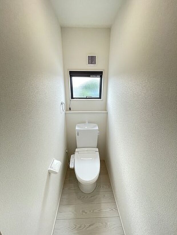☆1階と2階にトイレ有☆温水洗浄機能付きで年中快適に使用可能☆