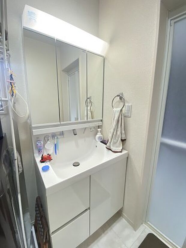 ☆三面鏡付きの独立洗面台☆鏡裏に収納スペースがあります☆洗面台周りをスッキリ保つことができますね☆