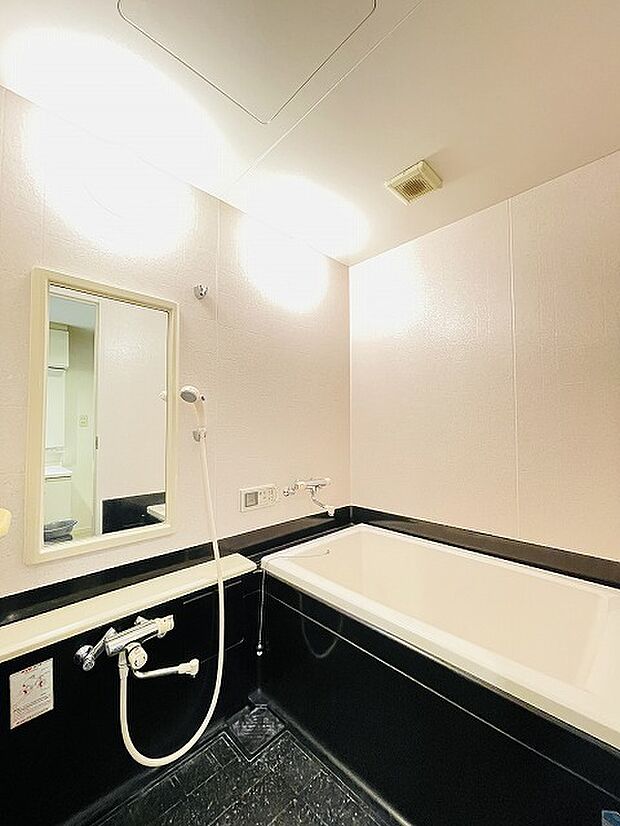 1日の疲れをゆっくり癒やすことができるくつろぎのバスルームは、白×ブラックで高級感がある浴室です。もちろん水回りのリフォームもOKですのでご相談ください＾＾