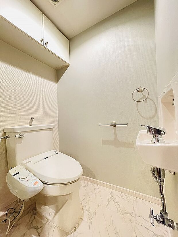 専用の手洗いスペースがあるのも嬉しいですね！もちろんトイレはリフォームで新品への交換もOKですのでご相談ください。