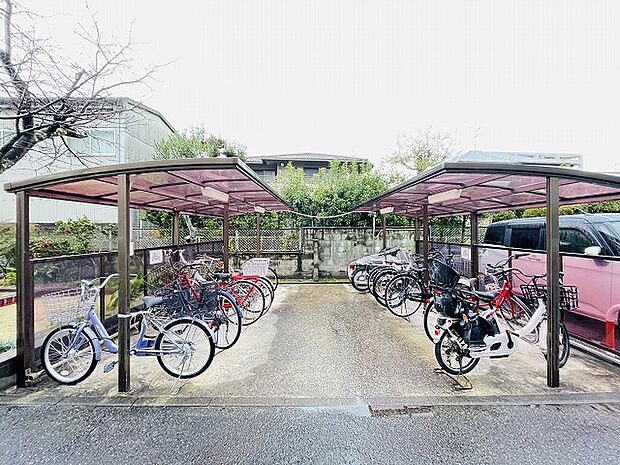 屋根付きの駐輪場は雨がしのげてサドルが濡れる心配がありません。駐輪場2箇所ございます。