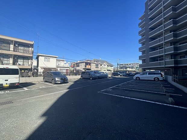 車の出入りもしやすく運転が苦手な方もらくらく駐停車可能です！空きございます。