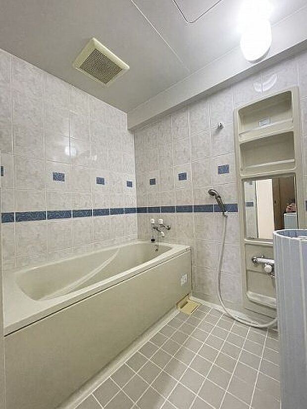 広々とした浴室で一日の疲れもサッパリ洗い流せます！浴槽は足を伸ばしてゆったりおくつろぎ頂けます♪