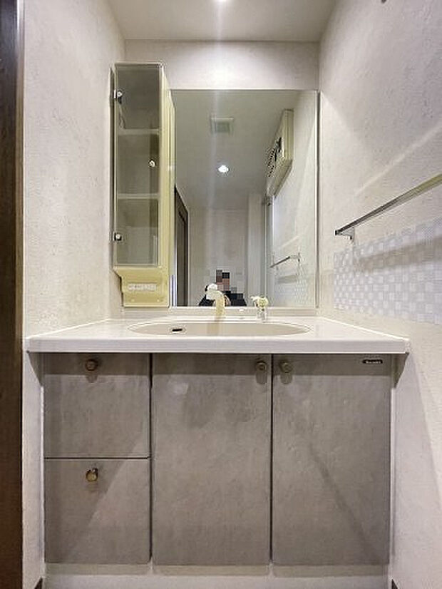 朝の身支度に便利なゆとりある大きな鏡の洗面台です
