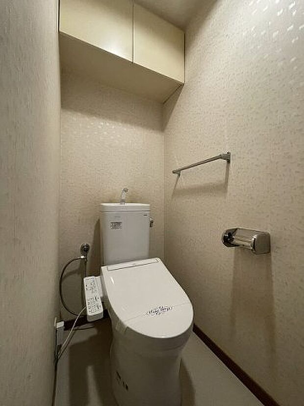 トイレは壁紙・床の貼り替えでグッと明るい空間になりますよ！