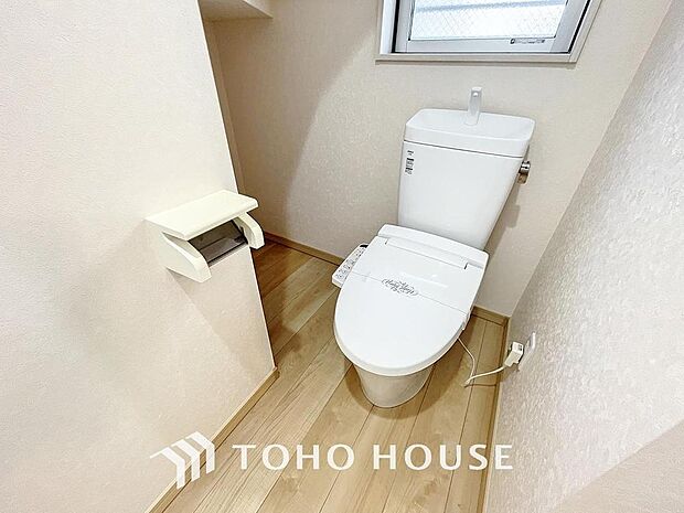 「温水洗浄便座付きトイレ」トイレは快適な温水洗浄便座付です。いつも清潔な空間であって頂けるよう配慮された造りです。