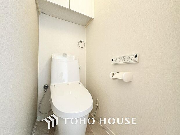 「リフォーム済みの温水洗浄便座付きトイレ」トイレは快適な温水洗浄便座付です。清潔感のあるホワイトで統一しました。いつも清潔な空間であって頂けるよう配慮された造りです。