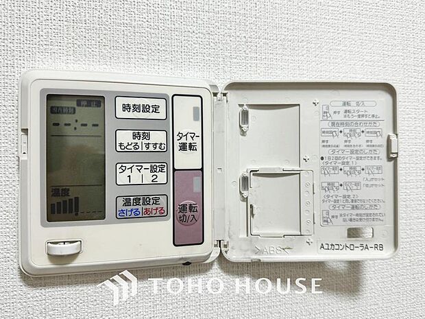 床暖房を設けられたリビングには、陽射しとともに、少しづつ装いを変える街の景観を眺めながら寛ぎの時間をお楽しみ頂けます。空気を汚さずに、優しく室内を快適な温度に保ちます