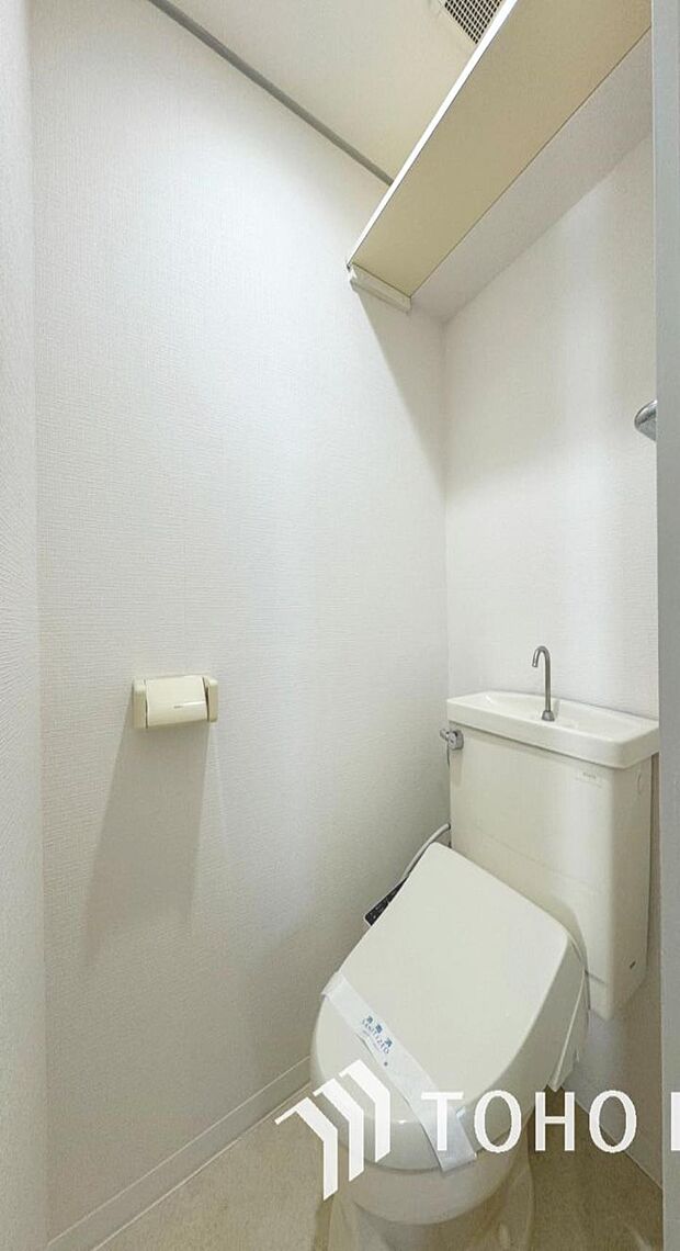 「温水洗浄便座付きトイレ」収納スペースがついたトイレは、シンプルに清潔感のあるホワイトで統一しました。いつも清潔な空間であって頂けるよう配慮しました。