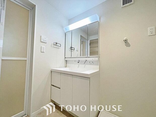 「洗面台」明るく清潔感のある色調で纏められた洗面室は、機能性に富んだ三面鏡と使い勝手の良い収納を完備した洗面台を設置。洗濯機置場も完備し、大変充実しております。