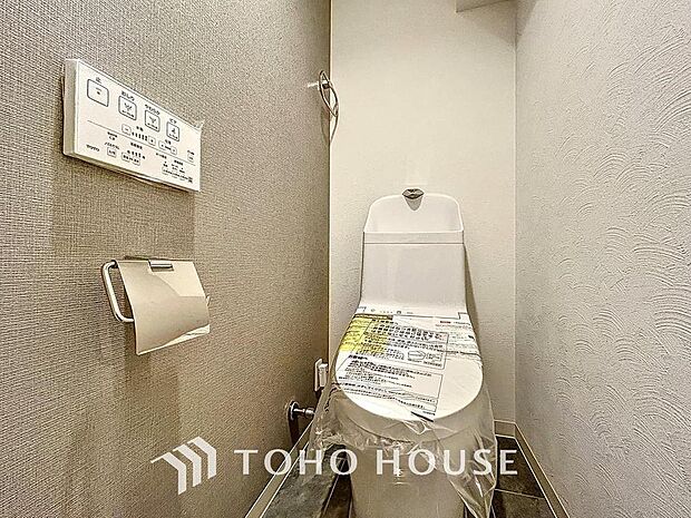 「リフォーム済・トイレ」トイレは快適な温水洗浄便座付です。清潔感のあるホワイトで統一しました。いつも清潔な空間であって頂けるよう配慮された造りです。