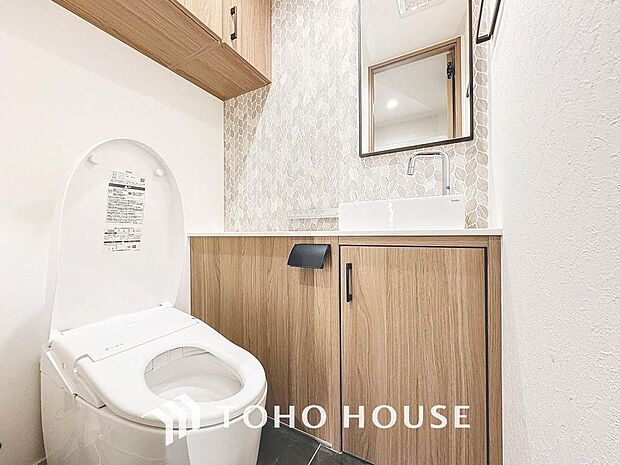 「温水洗浄便座付きトイレ」トイレは豊富な収納、洗面スペースが完備されています。いつも清潔な空間であって頂けるよう配慮された造りです。