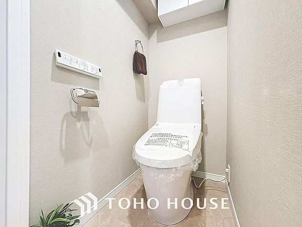 「温水洗浄便座付きトイレ」トイレは快適な温水洗浄便座付です。清潔感のあるホワイトで統一しました。いつも清潔な空間であって頂けるよう配慮された造りです。