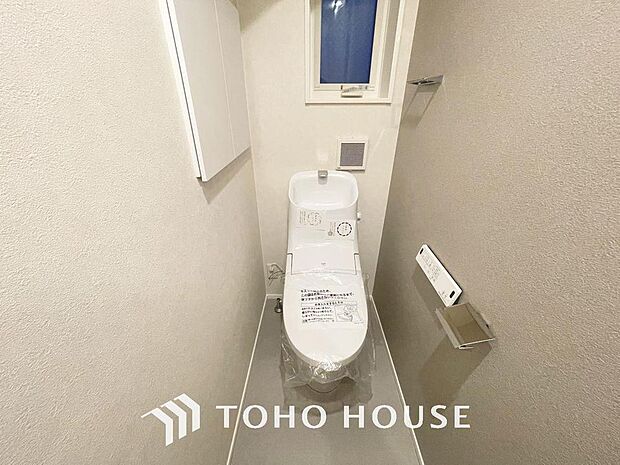 「温水洗浄便座付きトイレ」トイレは快適な温水洗浄便座付です。清潔感のあるホワイトで統一しました。いつも清潔な空間であって頂けるよう配慮された造りです。