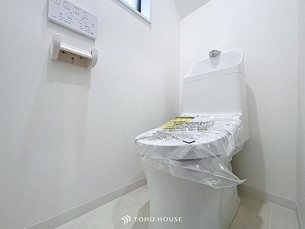「リフォーム済・トイレ」トイレは快適な温水洗浄便座付です。清潔感のあるホワイトで統一。窓も完備され、いつも清潔な空間であって頂けるよう配慮された造りです。