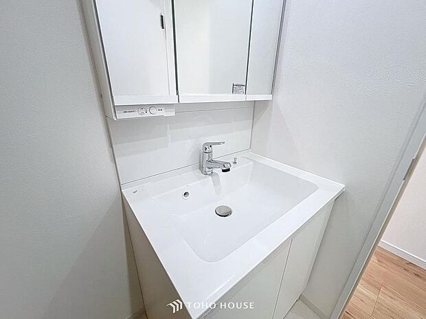 「すっきり片付く収納力。三面鏡洗面台。」洗面台には三面鏡を採用。鏡の後ろに収納スペースが設けられているので、洗面台周りをスッキリと片付ける事ができます。