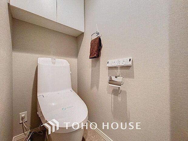 「リフォーム済・トイレ」トイレは快適な温水洗浄便座付です。収納スペースも完備され、いつも清潔な空間であって頂けるよう配慮された造りです。