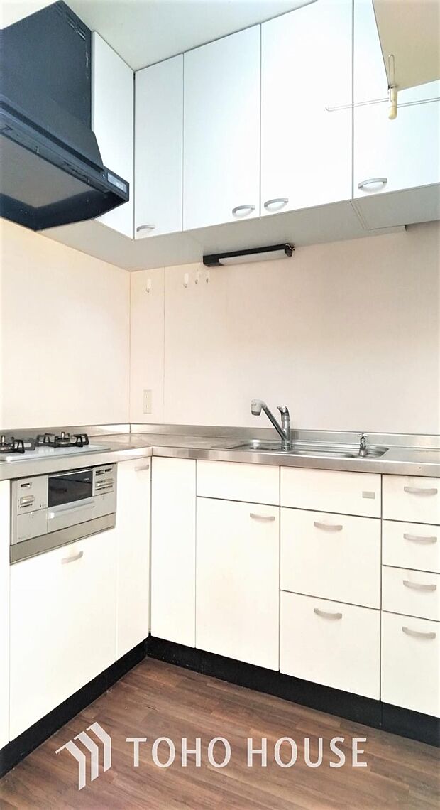 「キッチン」リビングのスペースを広く取れる壁付けキッチン。家事の動線を考え、動きやすく、使いやすい空間造りができます。