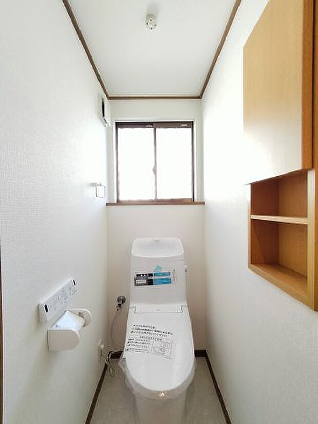 収納棚付きのトイレは新規交換済みです。窓付きですので清潔感があります。