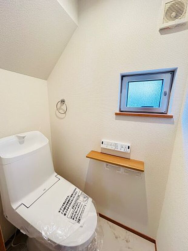 【トイレ】　シンプルで使いやすいウォシュレット機能付きのトイレになります。　リフォームにつき新規交換をしております。