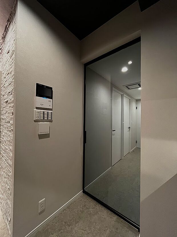 リビングと廊下の扉はセミクリア仕様。インターホンシステムも２０２３年に更新されました