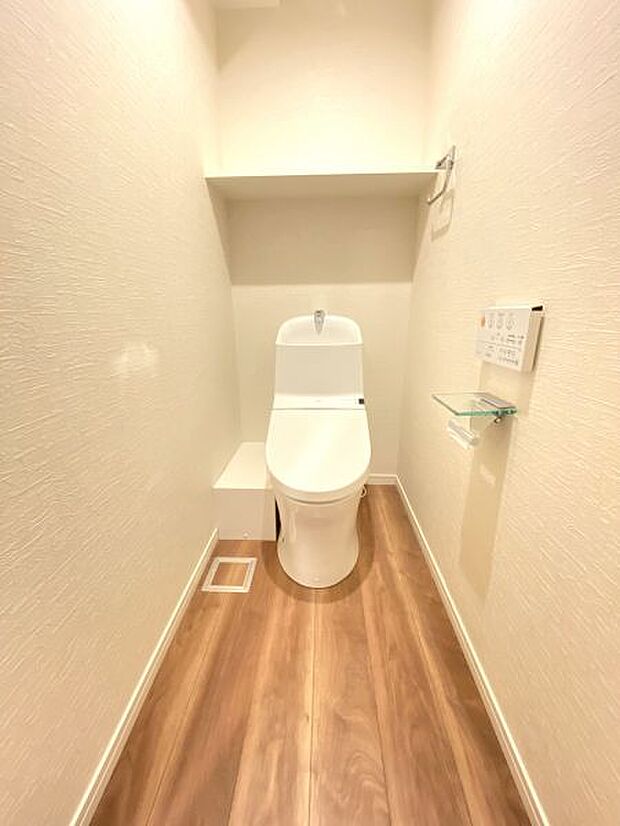 暖かい印象を与えるトイレ。戸棚が低い位置にあり、使いやすいです。