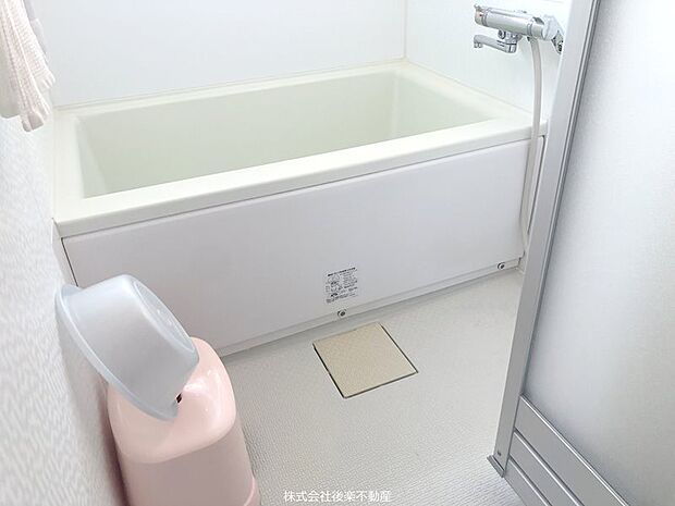 ゆっくりと1日の疲れを癒せる浴室。窓があり換気もしやすきお掃除の際も快適です。