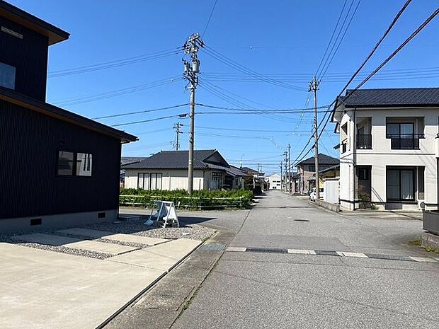 角地で日当たり良好！1km圏内に商業施設も多く、生活がしやすいエリアです☆