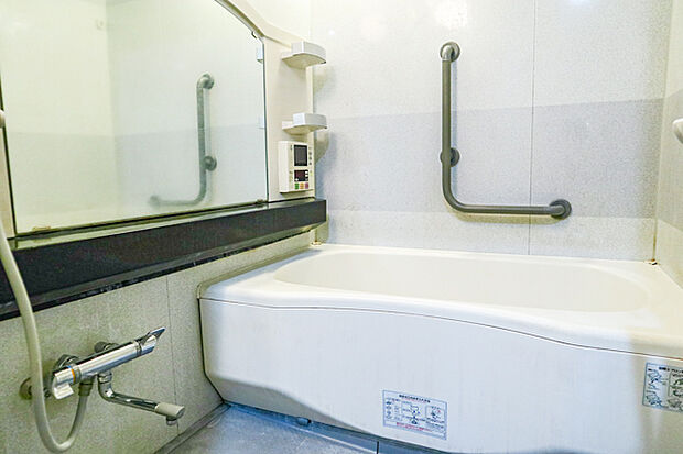 跨ぎ易い浴槽に高さの変えられるシャワーヘッドは老若男女に対応した設備です。
