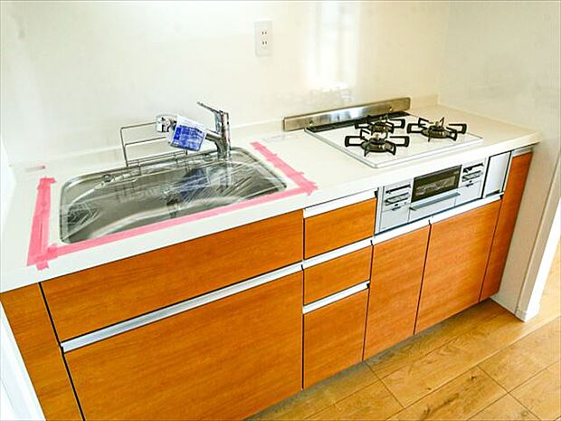 広々としたキッチンスペース。食洗機と浄水器が付き収納力のあるキッチンは料理が捗ります。