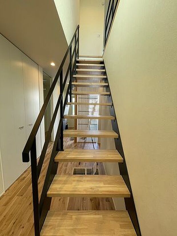 無駄のないシンプルでかつおしゃれな階段ですね♪手すりもしっかりあり安全です。