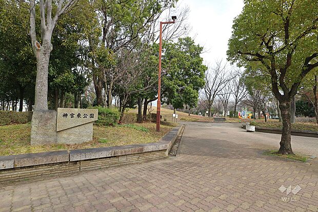 JR「熱田」駅の東側に位置する公園で、敷地はバス通りに分断されています。体育館や市民プール（屋外）、テニスコートなどがあり、テニスコートなどがあります。