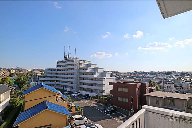 バルコニーからの眺め（南方向）。周辺は第一種低層住居専用地域内で、陽射しが良く差し込みます！