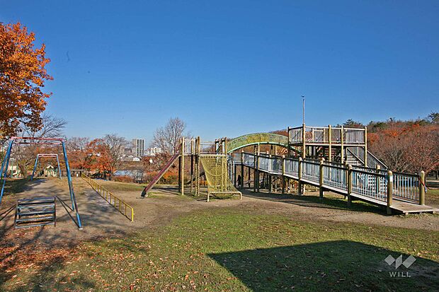 名古屋市天白区のほとんど中央部分に位置する、総合公園です。園内には神社や池に加えて、大きた遊具や、バーベキューのできるスペースなどがあります。