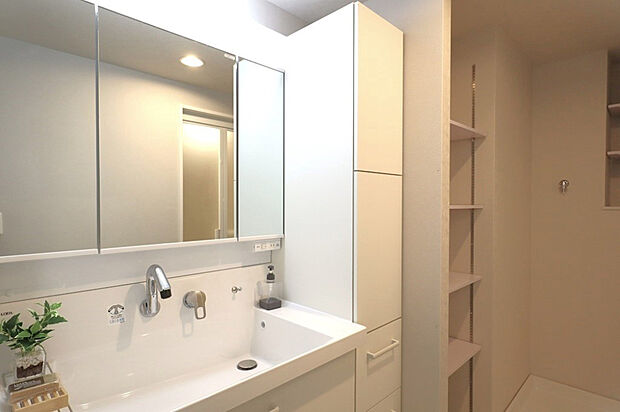 三面鏡付き独立洗面化粧台は小物を置くことができて便利です