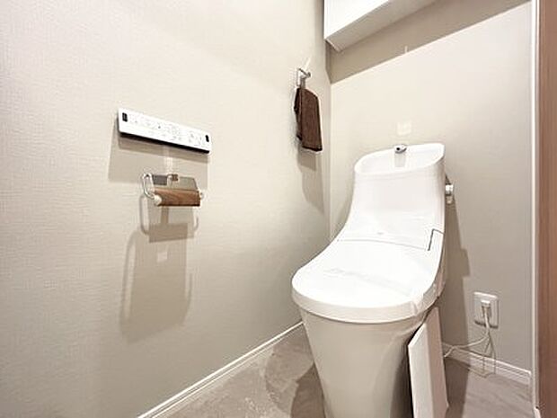 新規に交換されたウォシュレット付きのトイレ。清潔な空間が保たれております。
