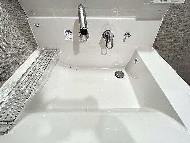 毎日の身だしなみチェックに欠かせない洗面所は、清潔感の溢れる上品なデザインです。