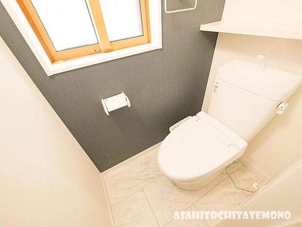 【トイレ】ウォシュレット一体形便器。クリーンなデザインが魅力。らくにお掃除できるのもポイントです。