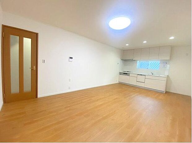 ◆壁付のキッチンは開放的な空間を作り出し広々使えます