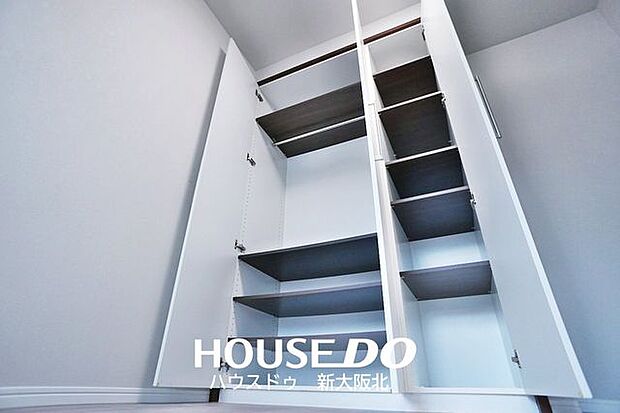 ■洋室の収納棚です！■ハンガーポールがあり、上下の棚は可動式になっているため、高さの変更も可能です！