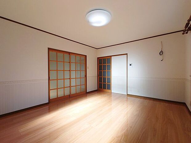 室内(2023年12月)撮影◎現地案内予約受付中！◎居間の床はフローリングになっており、お掃除やお手入れがしやすいですね♪