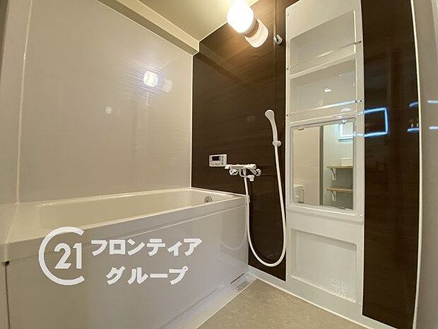 白を基調に清潔感のある浴室です。