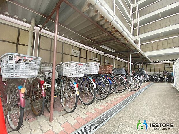 【駐輪場】屋根ございますので、雨で自転車が濡れないのは、嬉しいポイントですね☆