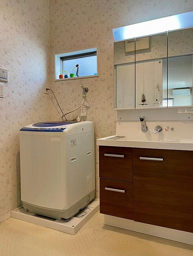 【洗面台】使いやすい三面鏡の中やベースキャビネットには収納スペースもたっぷり。手入れしやすいシャワー機能付。開放感ある空間と、十分な大きさの鏡も自慢です♪