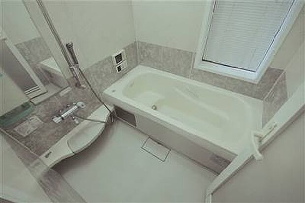 ■ツートンカラーのアクセントパネルのバスルーム♪浴槽はベンチ式なので半身浴等お楽しみいただけます♪