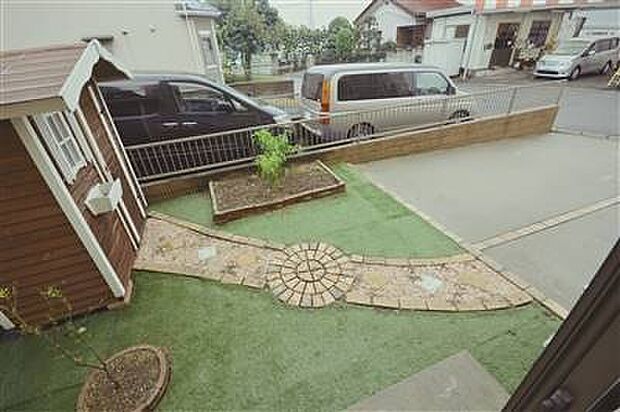 ■並列駐車が可能なカースペースのほかに、デザイン性のあるお庭もあります♪
