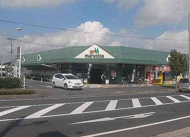 マルエツ小山店 850m城南エリアでのお買物はこちらで、時間によっては駐車場混雑しますが、新鮮なお野菜がとにかく安いです。Tポイント貯まります！マルエツアプリでオトクなクーポンGETできます。